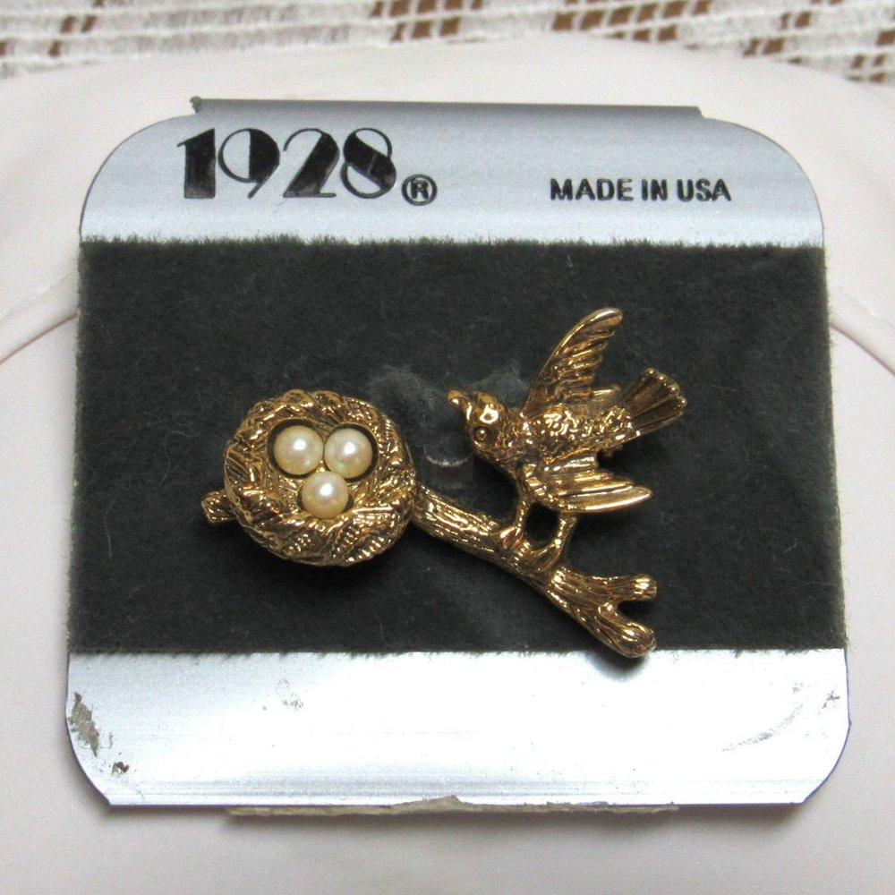 1928 JEWELRY Sweet Bird on Nest with Pearl Eggs Pin Brooch On Card Goldtone